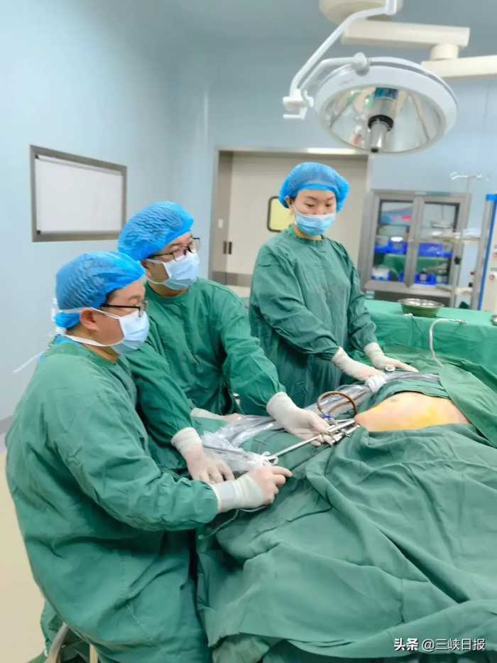 当阳市人民医院开展全市首例微创腔镜双侧乳腺切除整形术